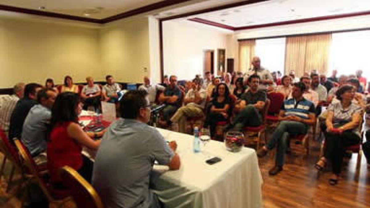 Presentación de la lista de los críticos del PSOE leonés en el Hotel Santiago de León.