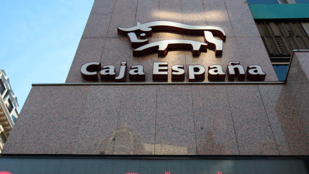 Fachada de la oficina de Caja España En Ordoño II.