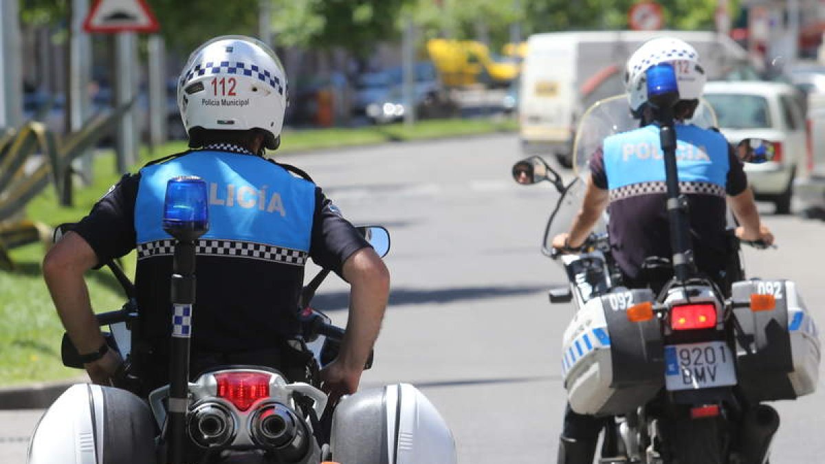 Agentes de la Policía Local, en una imagen de archivo. L. DE LA MATA