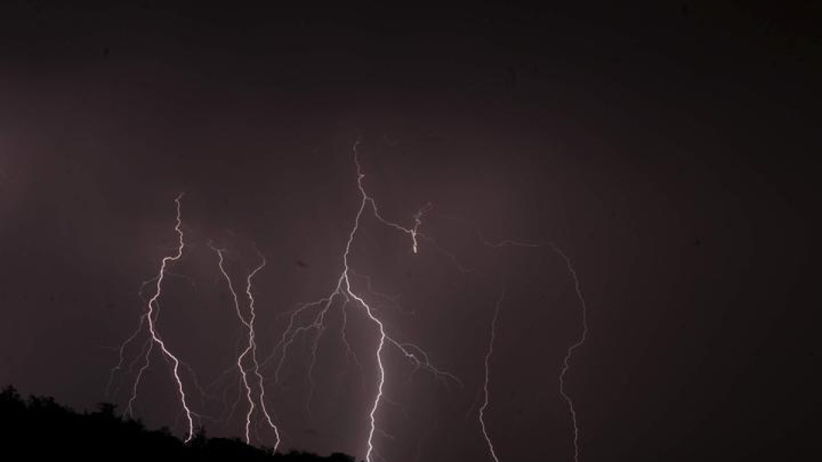 Descarga de relámpagos durante una tormenta.