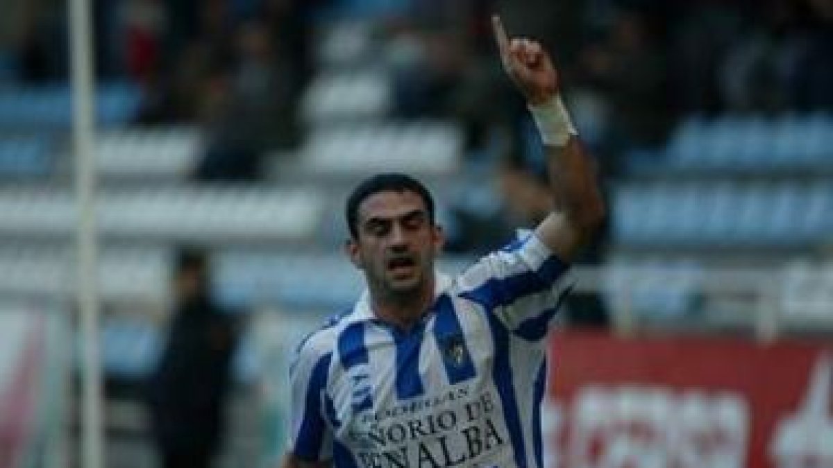 Gámiz -hoy rival-, celebra su único gol en jugada con la SDP en diciembre del 2003.