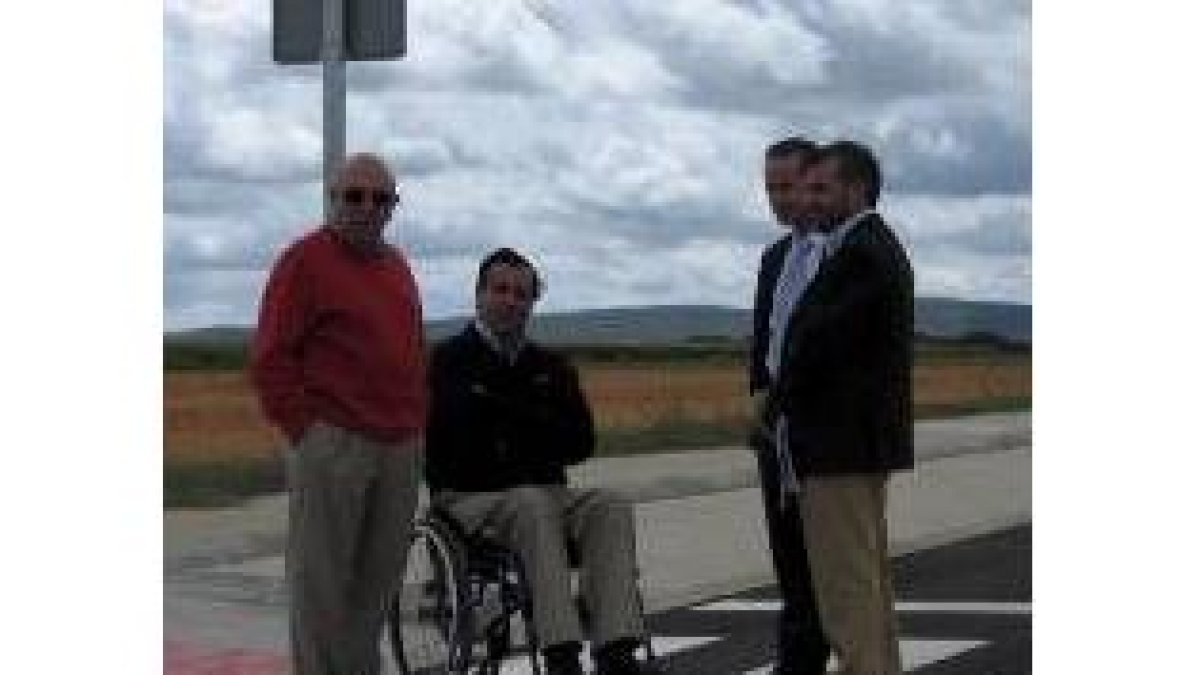 Responsables municipales y de Fundosa, junto a la parcela cedida