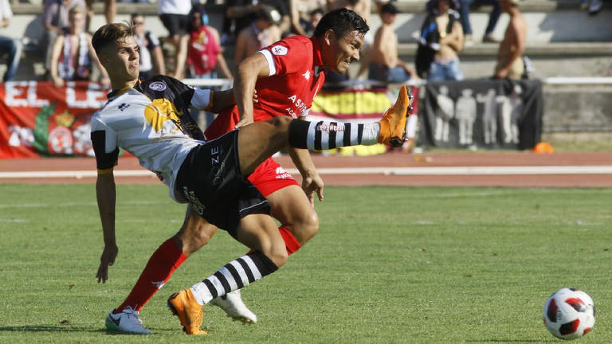 La expulsión de Viti en el minuto 5 de la segunda parte supondrá que el mexicano Nicho pase a ocupar la posición de lateral zurdo. ALMEIDA