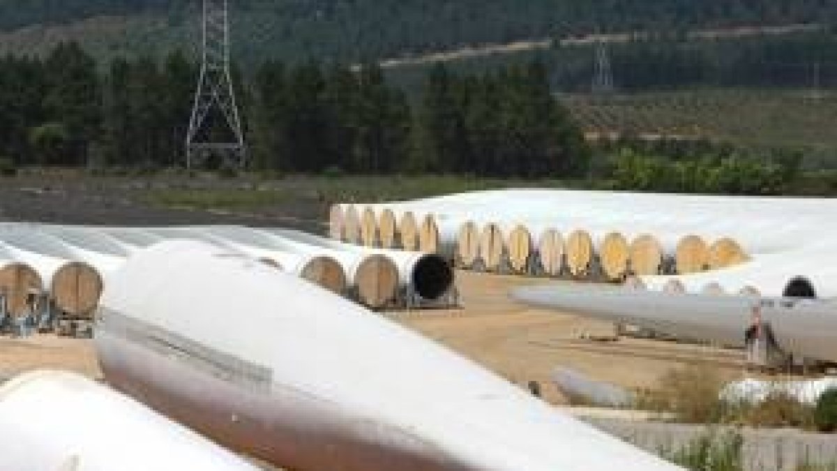 Componentes de palas eólicos de distintos tamañas almacenados en la factoría de LM en Santo Tomás