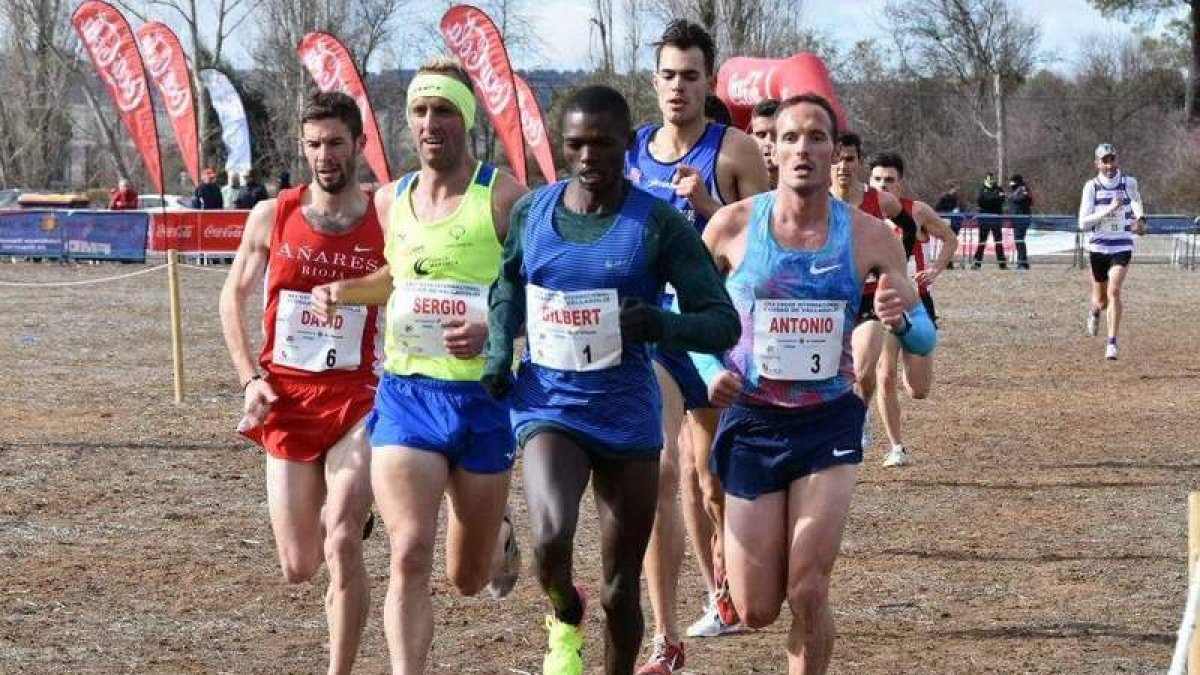 Sergio Sánchez, segundo por la izquierda, se colgó el bronce en el Autonómico de cross. G. LUNA