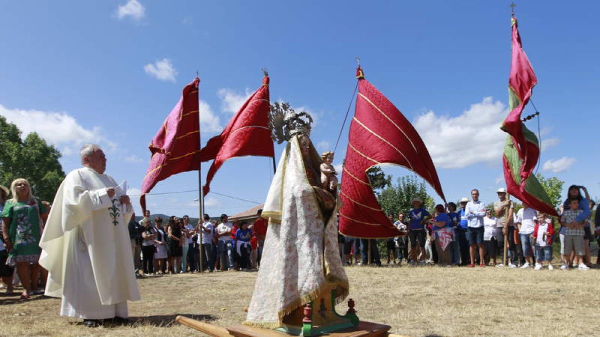 Los pendones rinden tributo a la Virgen.
