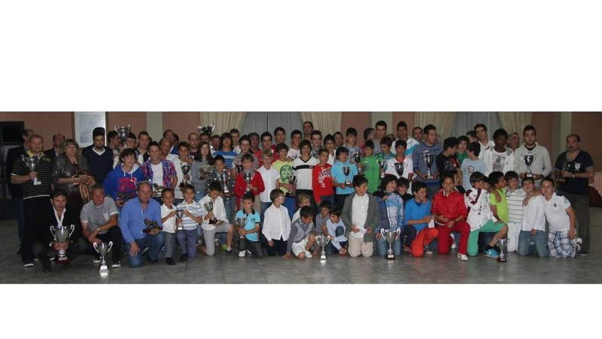 Tradicional foto de familia al término de la ceremonia de clausura de la temporada 2011/12 con todos los representantes de los equipos premiados por los títulos conseguidos durante el transcurso de la misma.