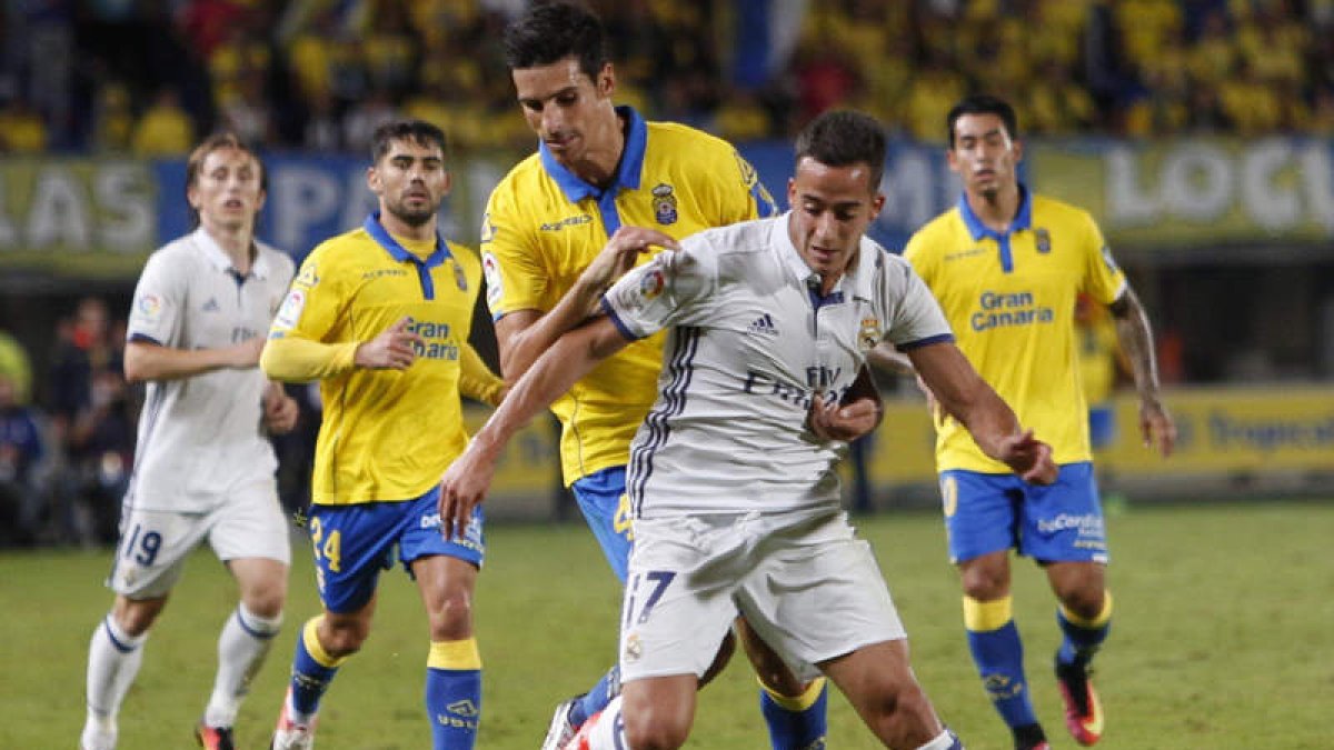 Lucas Vázquez, que entró por Cristiano. protege el balón ante el acoso de la defensa rival. ÁNGEL MEDINA