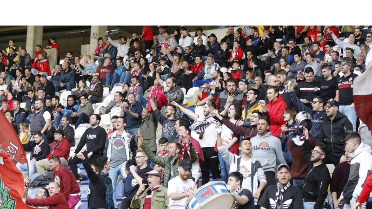 La afición de la Cultural se despedirá del equipo este domingo frente al Coruxo en el último partido de una temporada para olvidar. MARCIANO PÉREZ