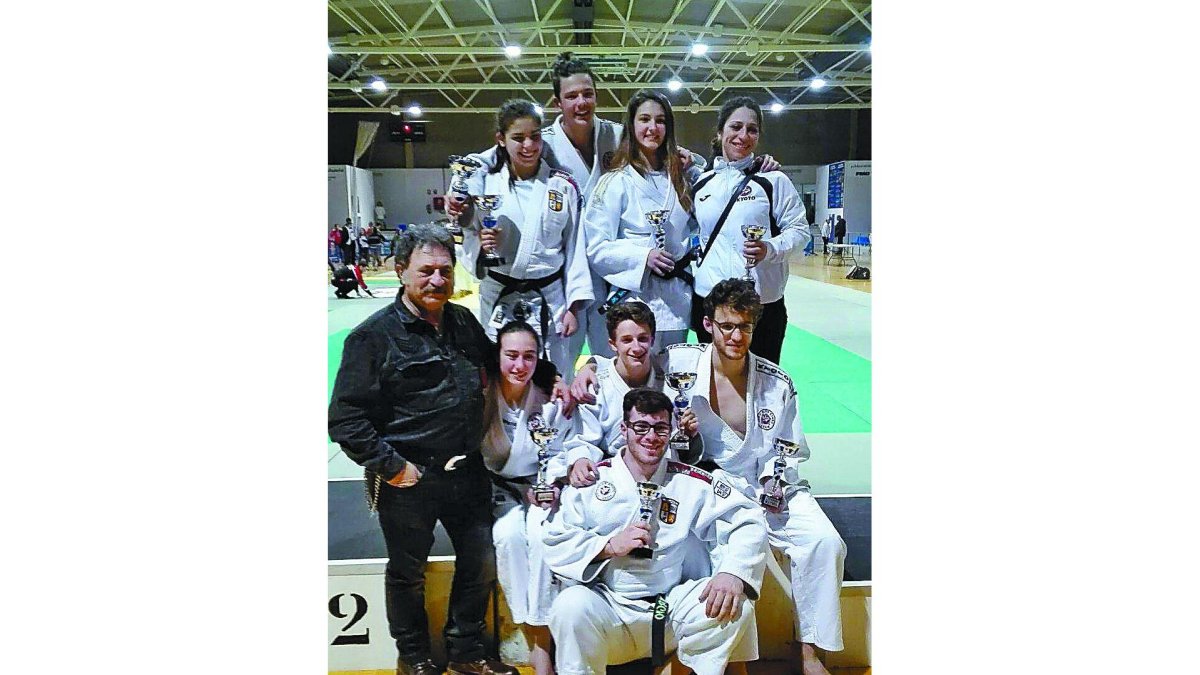 Los judocas leoneses posan con las medallas logradas.