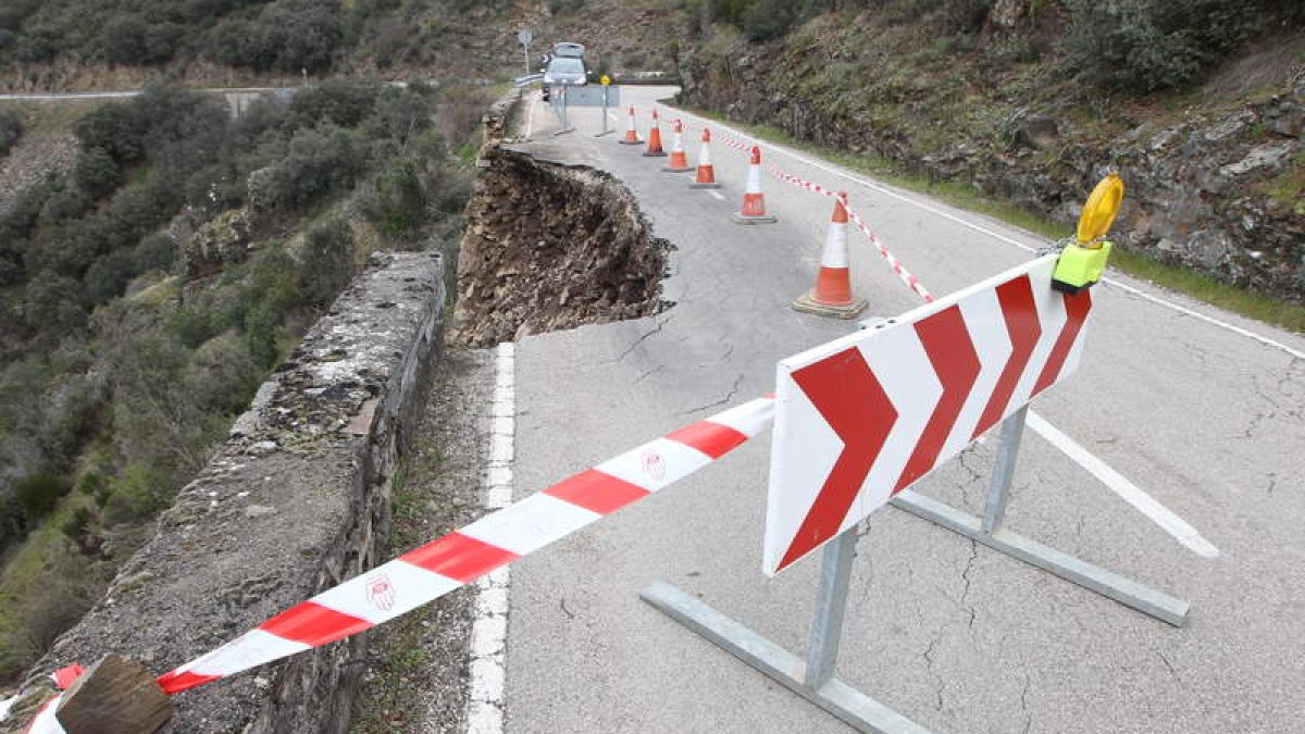 Imagen del socavón en la carretera de Molinaseca.