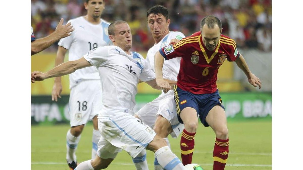 Iniesta dio un recital, bailó sobre el césped y trajo de cabeza al equipo uruguayo.