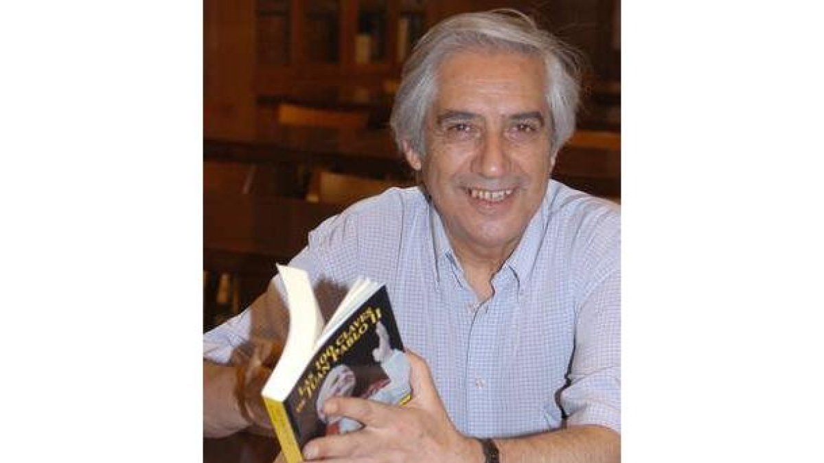 Imagen de archivo de José Antonio Carro Celada con el libro de Eloy García en las manos.