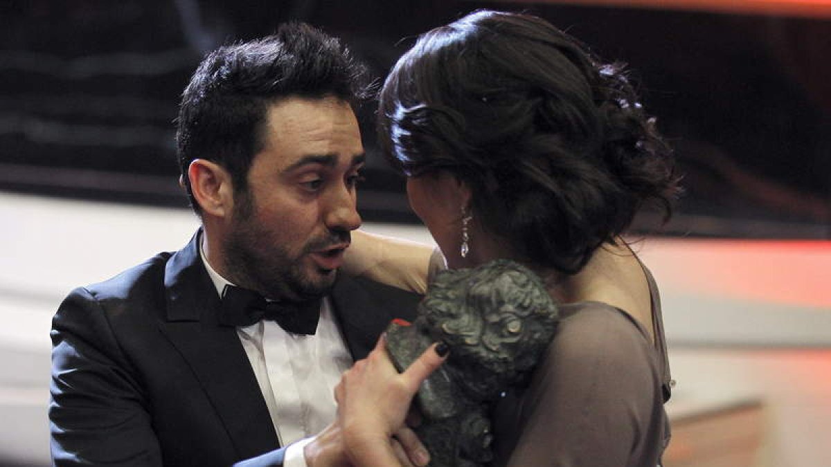 Juan Antonio Bayona entrega su Goya a María Belón, la mujer que inspiró el papel de Naomi Watts.