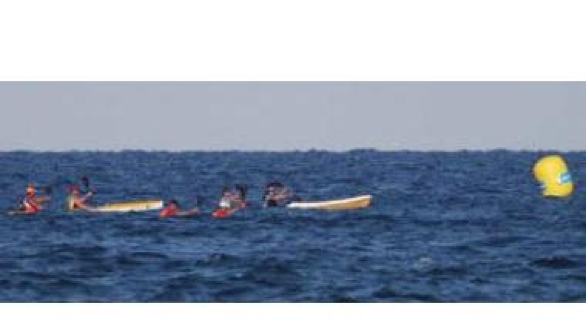 La canoa leonesa disputando el Nacional de Kayak de Mar en Denia.