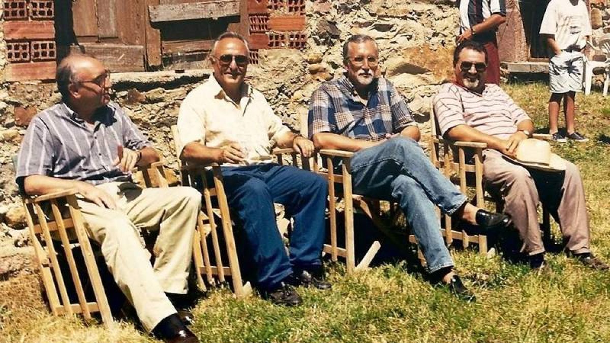 Delgado, Fierro, Díez y Llamas, en el congreso de escritores celebrado en Cármenes en 1995.