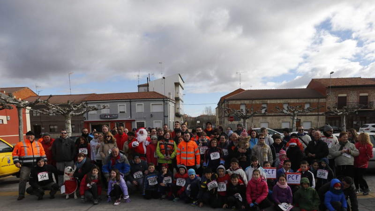 Algunos de los participantes ayer en Hospital de Órbigo antes de iniciar la carrera