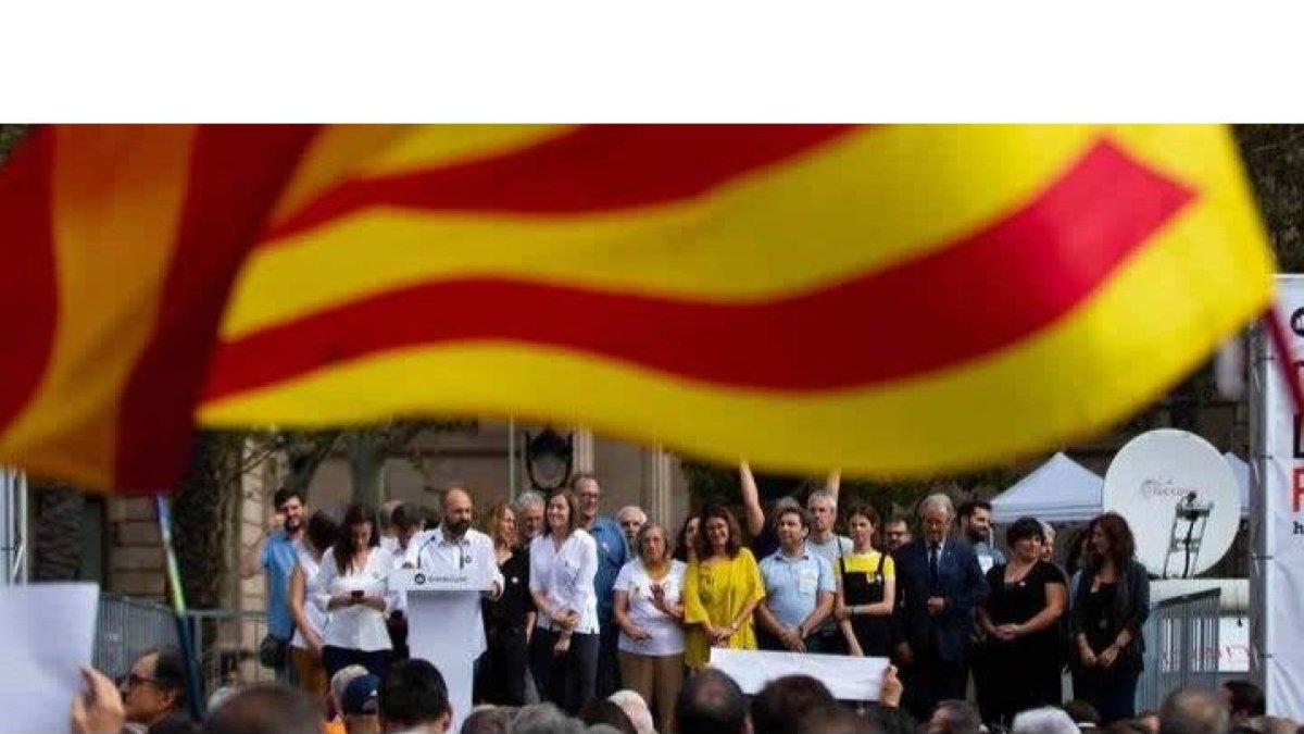 El vicepresidente de Omnium Cultural, Marcel Mauri, interviene en un acto ante el Tribunal Superior de Justicia de Cataluña en protesta por la sentencia del procés. ENRIC FONTCUBERTA