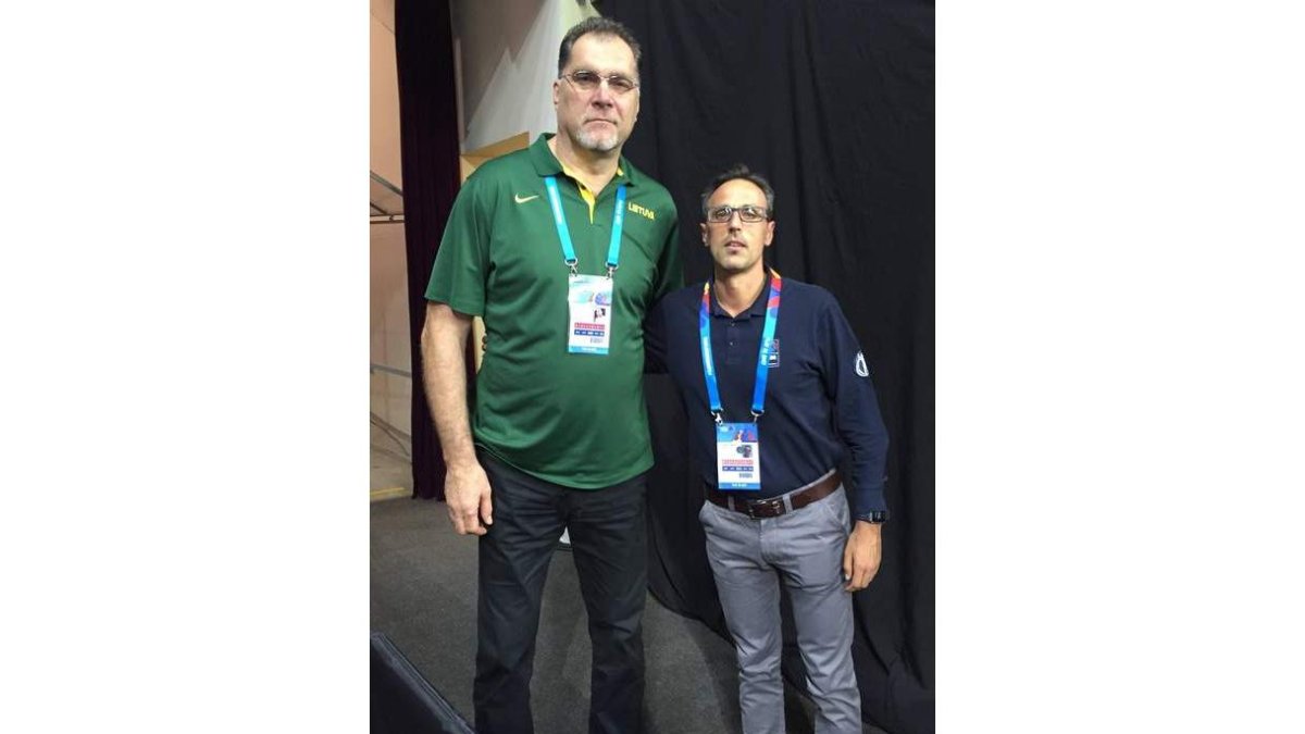 Vaquera con el ex jugador lituano Arvydas Sabonis