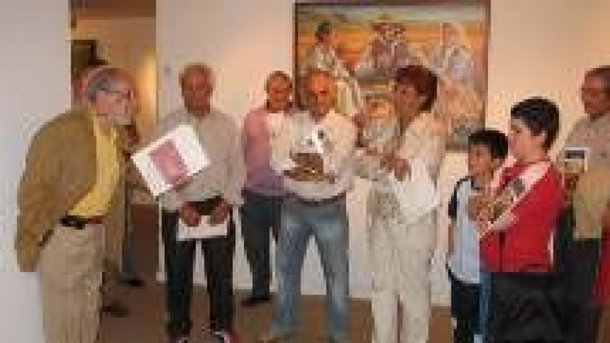 Fernando Escobar (a la izquierda) durante la inauguración