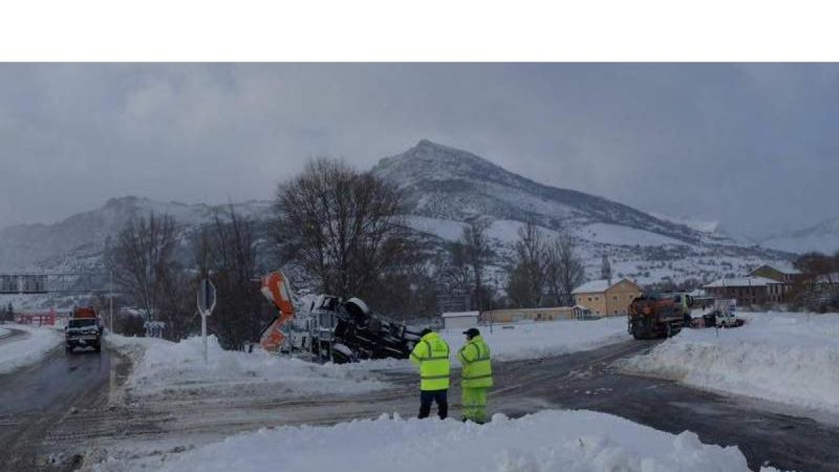 Una máquina quitanieves volcó en la N-630, a la altura de Villamanín, en una jornada complicada para el tráfico en el norte de la provincia. PLANILLO/ARAUJO