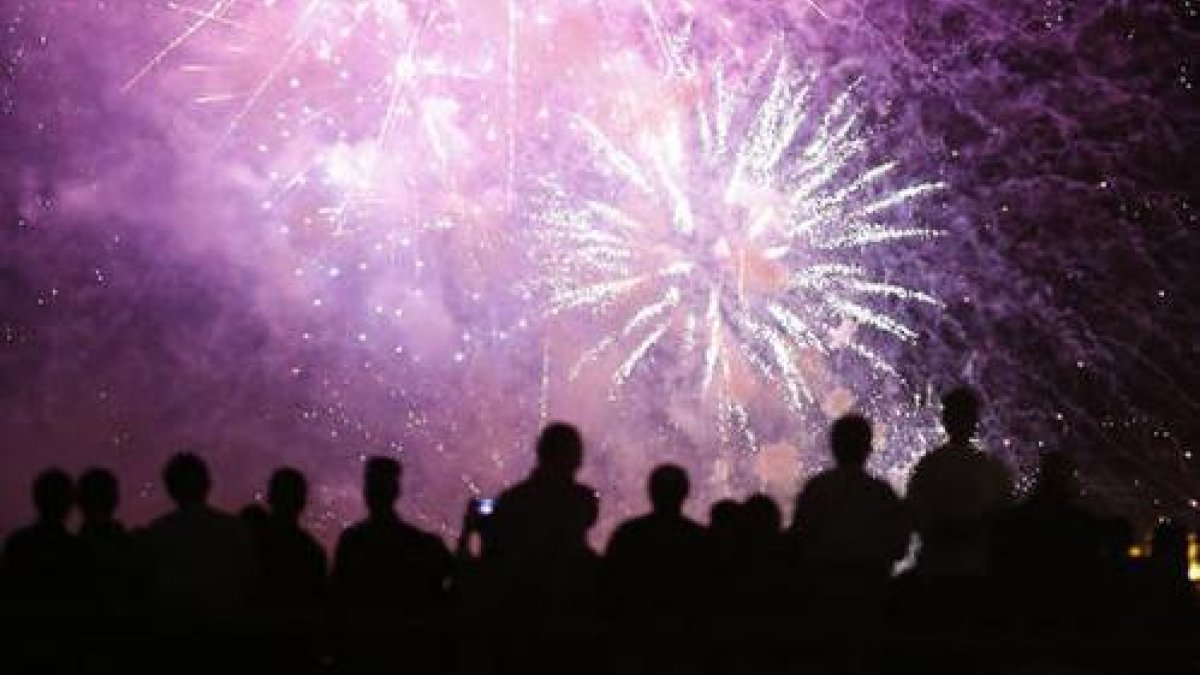 Fuegos artificiales en la noche de San Juan en León.
