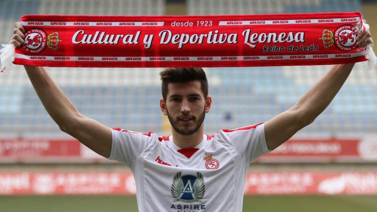 El defensa central pamplonica David García posa como nuevo jugador de la Cultural en su presentación en el Reino de León. DL