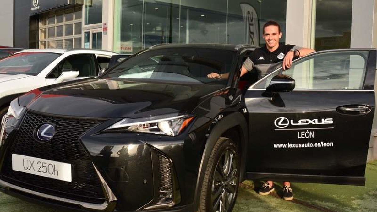 Los jugadores del Abanca Ademar recibieron los coches de alta gama Lexus. DL.