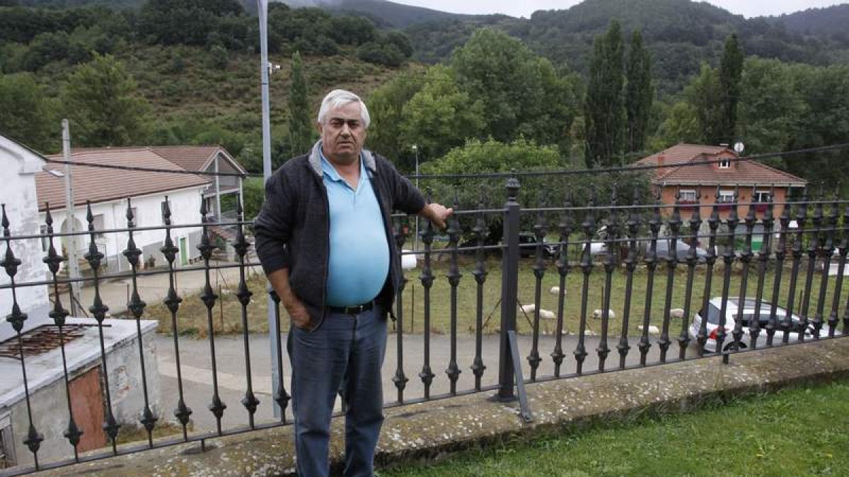 José Rodríguez, representante de los propietarios de fincas rurales en su casa de Prioro. CAMPOS