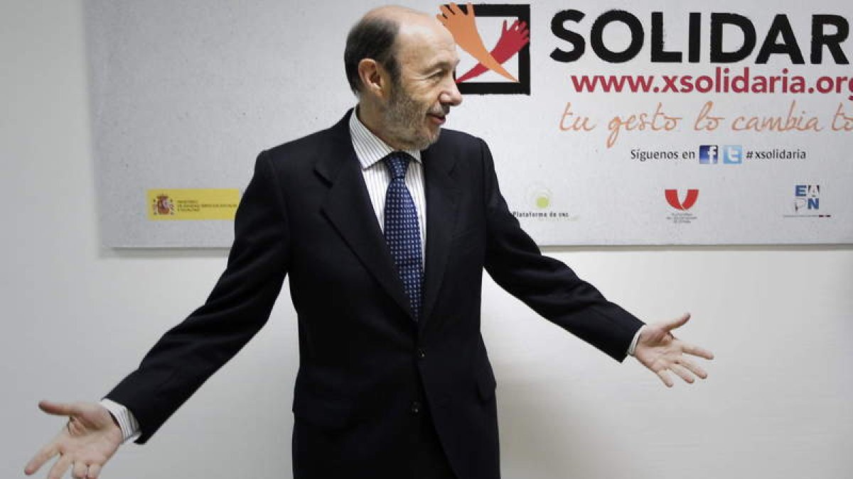 Alfredo Pérez Rubalcaba durante la presentación del cartel de la campaña solidaria.