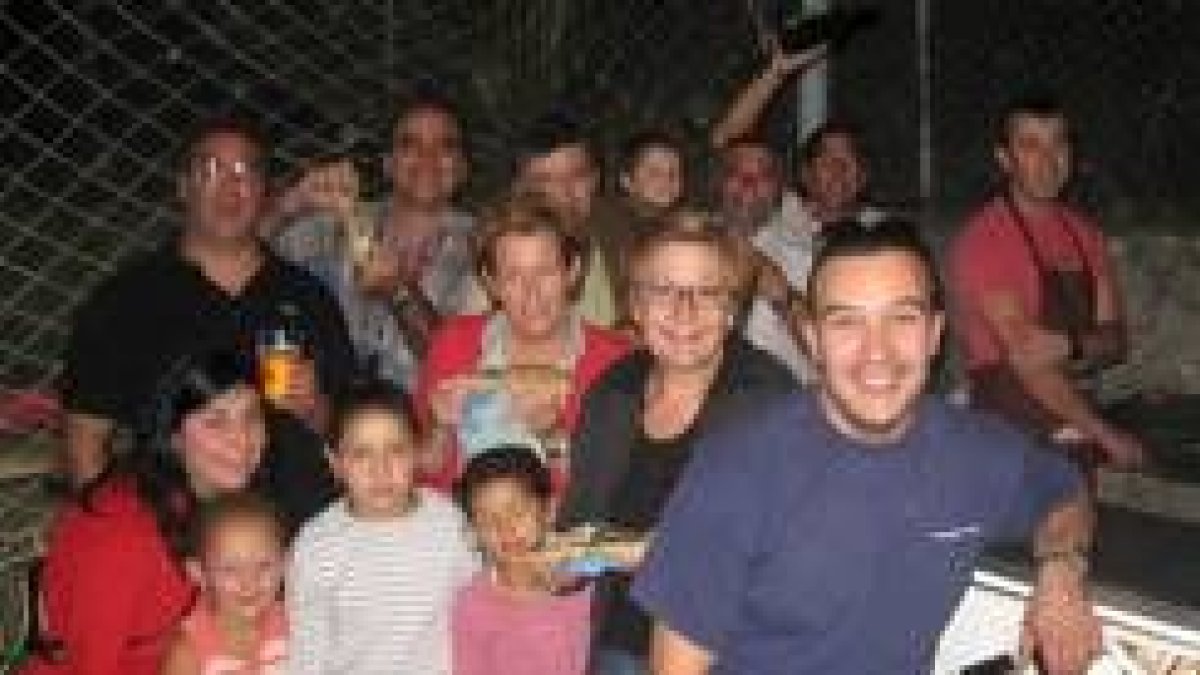 Vecinos de Alcedo degustando las sardinas en la parrillada