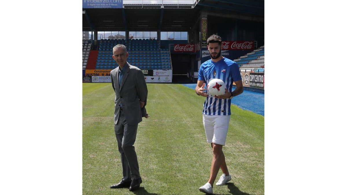 Carlos Terrazas y Fernando Román saltaron juntos al césped de El Toralín. ANA F. BARREDO
