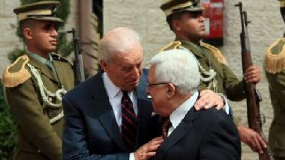 Biden saluda al presidente de la ANP, Mahmud Abás.