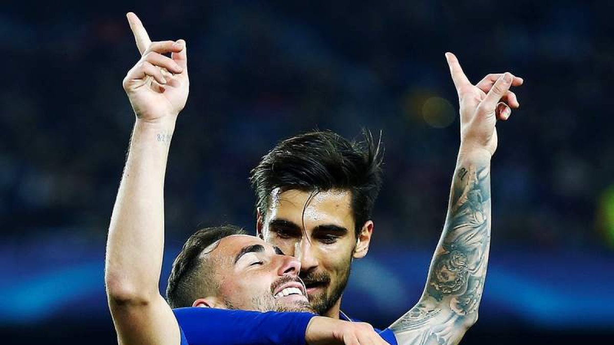 Paco Alcácer celebra el primer gol de su equipo ante el Sporting de Portugal. ALEJANDRO GARCÍA