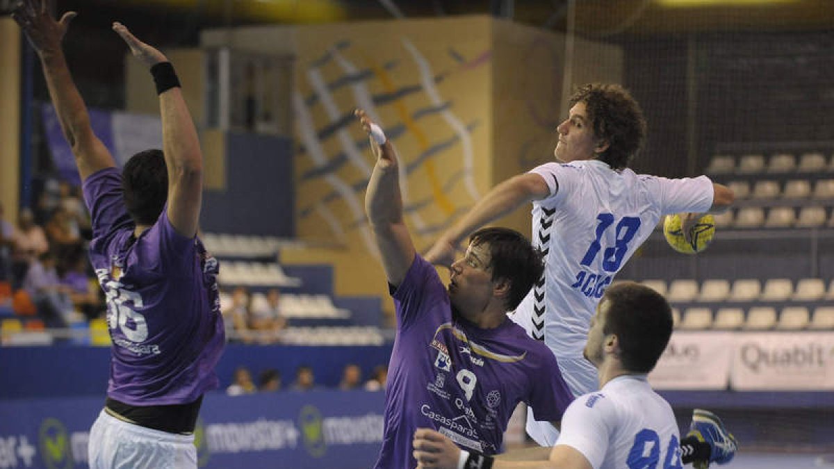 El brasileño Acacio revolucionó el partido pero erró un tiro al final que fue decisivo.
