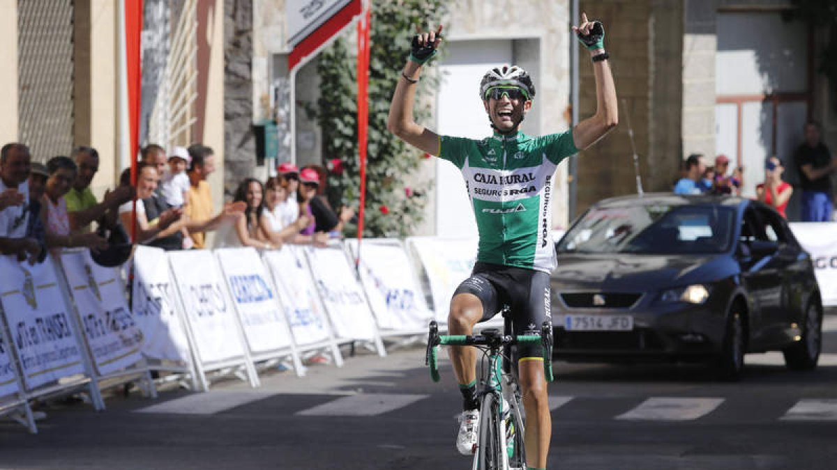 Cristian Rodríguez entra en solitario en la meta de La Baña para proclamarse vencedor de la etapa reina y convertirse en nuevo líder de la Vuelta a León