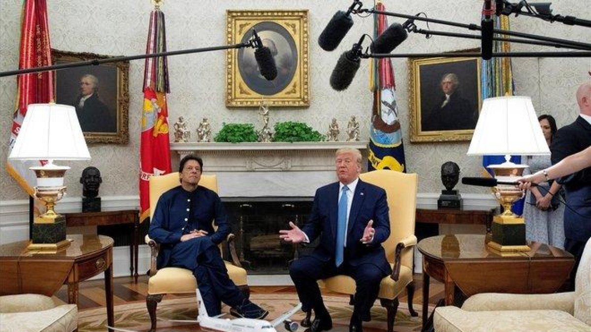 El presidente EEUU, Donald Trump, y el primer ministro de Pakistán, Imran Khan, hacen comentarios a los miembros de los medios de comunicación durante su reunión en la Despacho Oval de la Casa Blanca en Washington, 22 de julio de 2019.