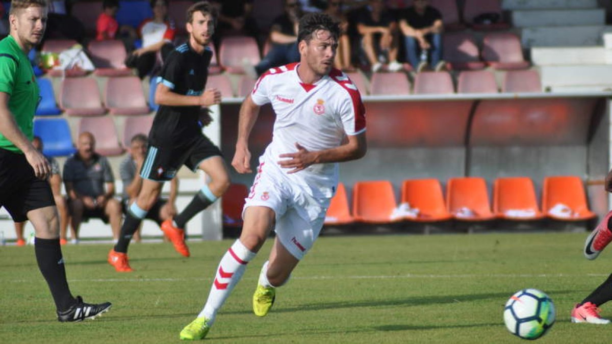 Iker Guarrotxena, autor del único gol de la Cultural ante el Celta B, durante el segundo amistoso disputado por el equipo leonés. VERÍN CF