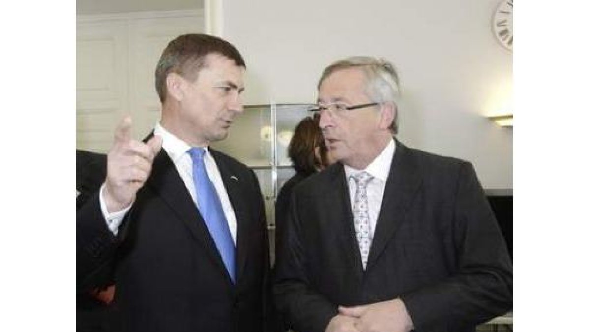 El primer ministro estonio junto a Jean-Claude Juncker, presidente del Eurogrupo.