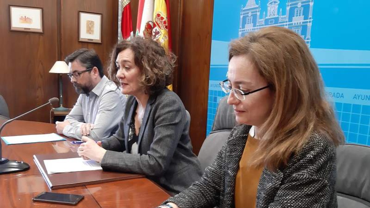 La alcaldesa, ayer rodeada de dos técnicos del Imfe. L. DE LA MATA