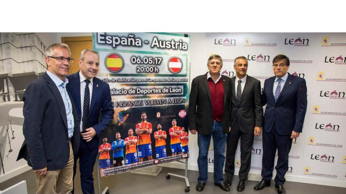 José María López Benito, Francisco Blázquez, Cayetano Franco, Isidoro Martínez y Carlos Sainer, ayer en el Ayuntamiento durante la presentación del partido de España. F. OTERO PERANDONES