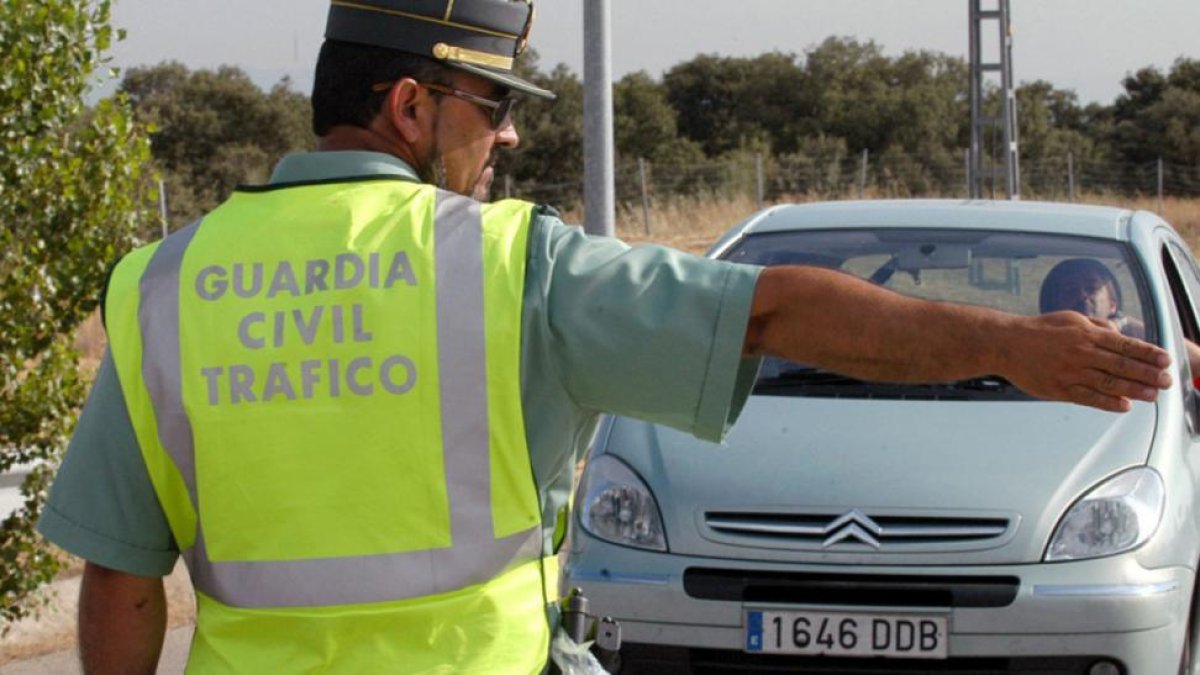 Agente de la Guardia Civil de Tráfico parando un vehículo.