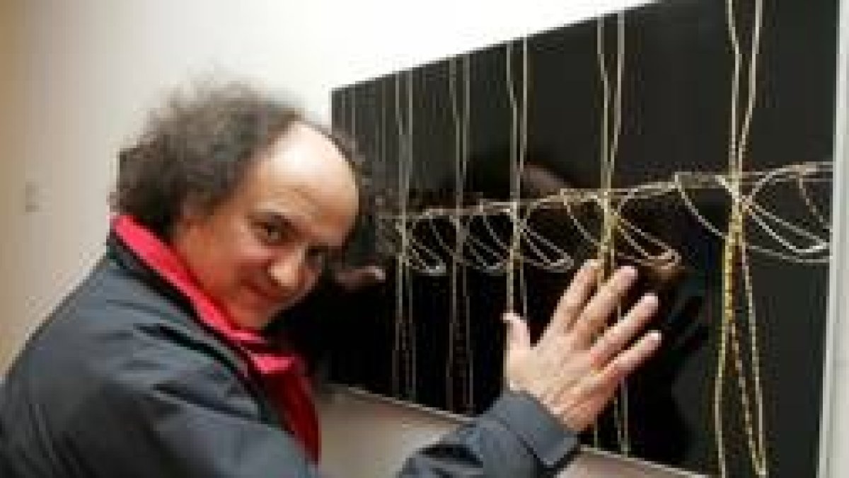 Amando Casado, ayer en la inauguración de su exposición en el campus universitario del Bierzo