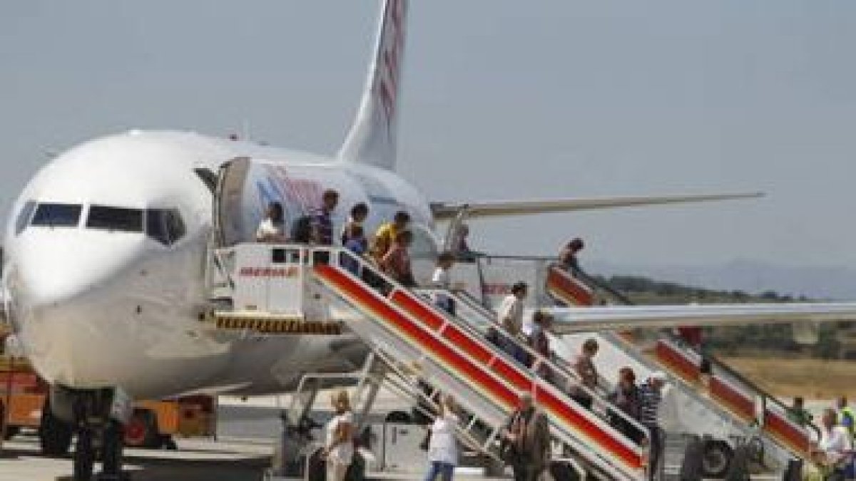 Pasajeros del vuelo Tenerife León, ayer en el aeropuerto de La Virgen.