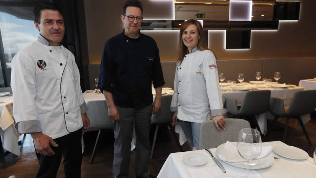 Juan Luis Morán y Raquel Lorenzana, de La Encomienda de Hospital de Órbigo, y Oswaldo López, chef del Restaurante de El Corte Inglés de León.
