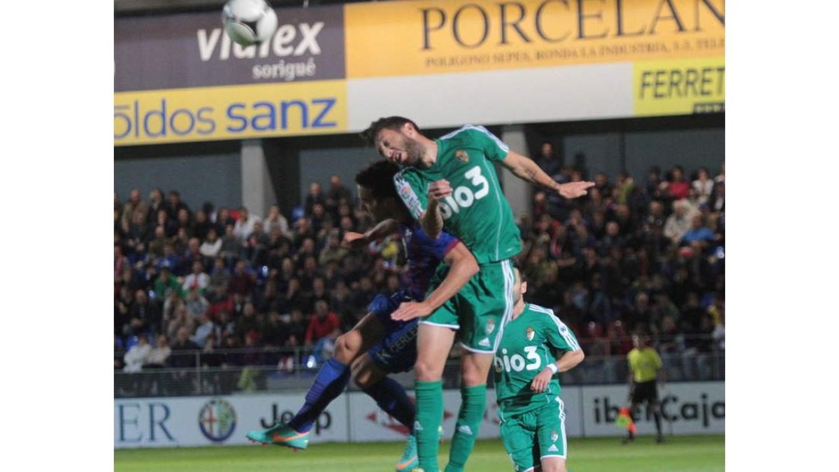 Sergio Rodríguez pelea por un balón en el partido de la Copa del Rey en El Alcoraz.
