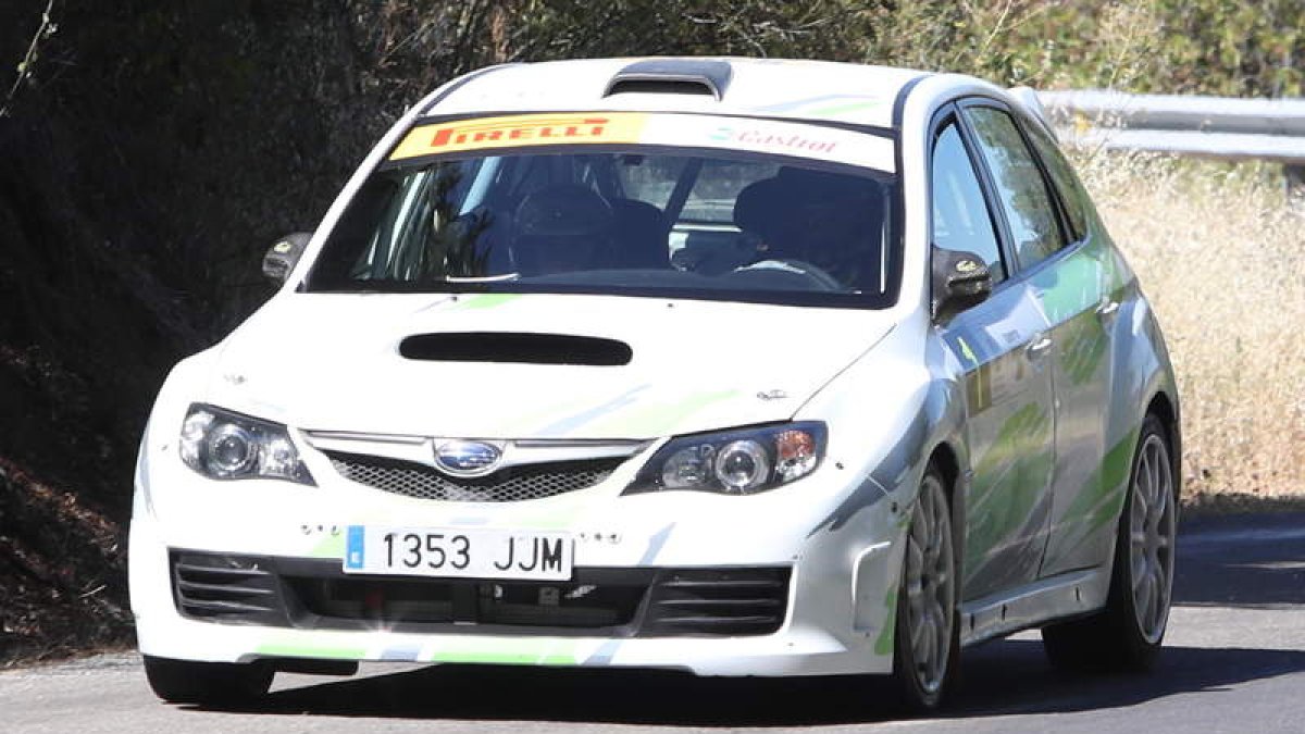 Félix Macías (izquierda) se llevó el Rally del Bierzo gracias a un espectacular último tramo en el que remontó para recuperar la primera posición. L. DE LA MATA