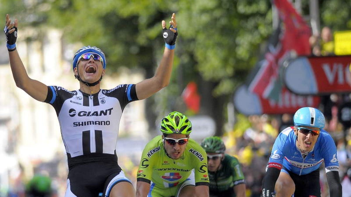 El ciclista alemán levanta los brazos al cielo tras imponerse en la primera etapa del Tour.