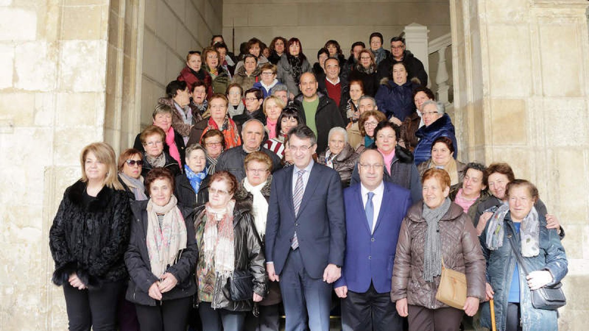 La visita concluyó con una foto de grupo en la escalinata del Palacio de los Guzmanes. SECUNDINO PÉREZ