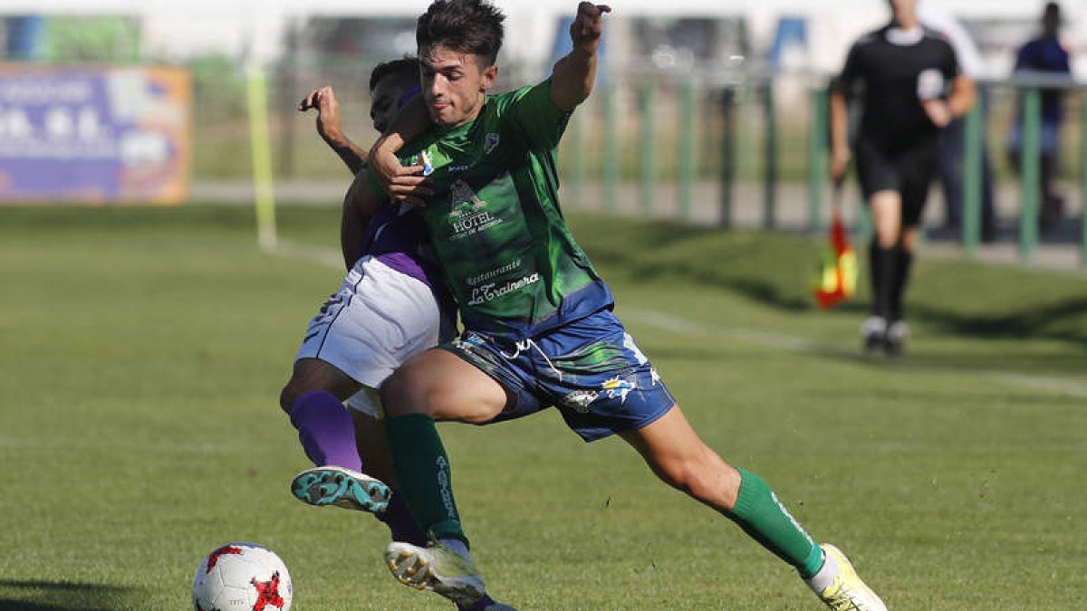 El equipo maragato se mostró más incisivo ante la portería rival que el bañezano. JESÚS